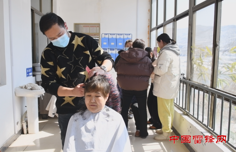 沂源县南鲁山镇开展“暖心到家·情系夕阳”学雷锋志愿服务活动