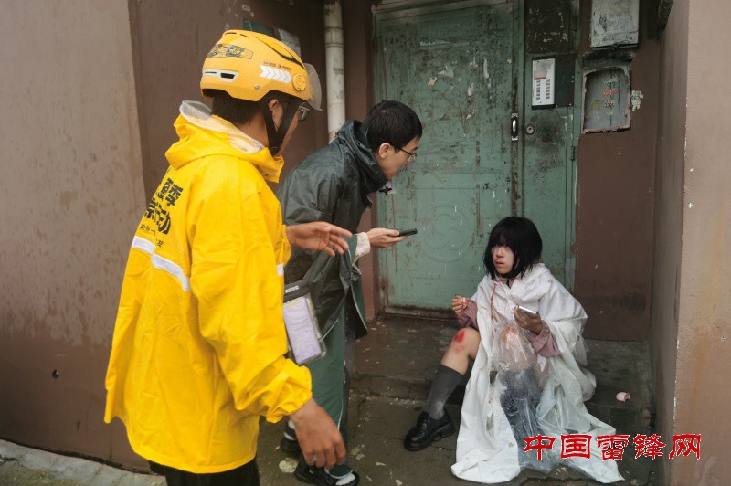 “弘扬雷锋精神  凝聚社会暖流”  ——社区两员防汛巡查伸援手 外卖小哥助受困群众获表彰”