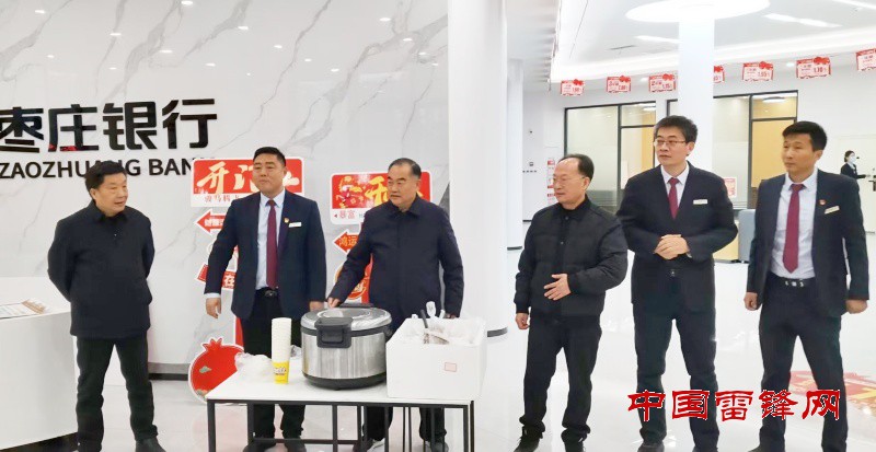 粥暖腊八情 心系环卫工”