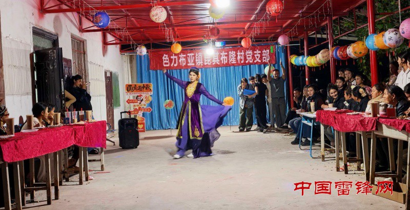 共品月饼话团圆  同心共筑团结梦”