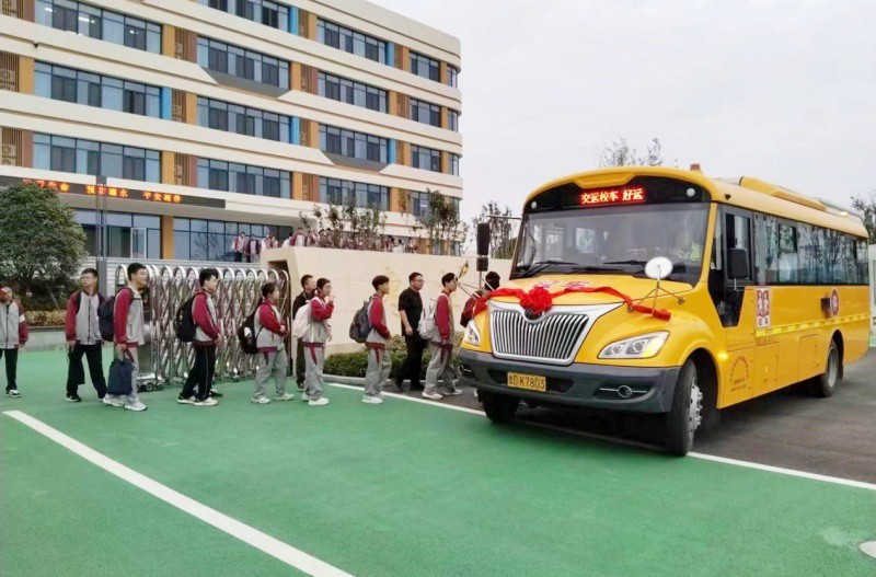 校车开到“家门”  学生直达“校门” 枣庄汽运校车公司开通枣庄市第三实验学校校车