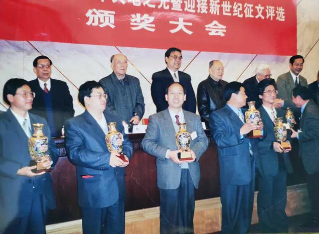 范世林:立足本职笔不辍 踏实敬业成果多