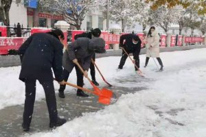 湖北英山实小组织开展清扫积雪志愿服务活动